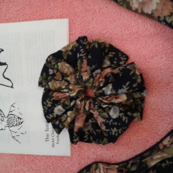 NEW ROSETTE SCARF - Picture 2 of 3